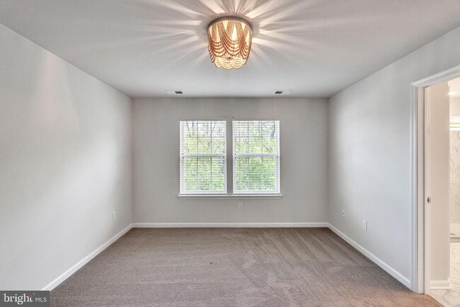 Building Photo - 11 Lilac Cir