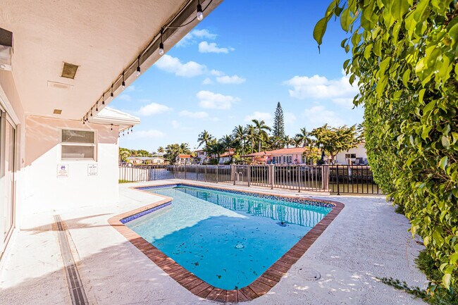 Building Photo - 2810 NE 60th St