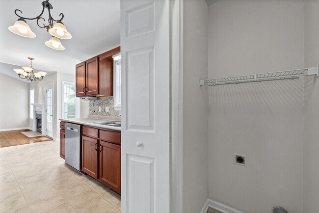 Building Photo - 3865 Roscommon Way