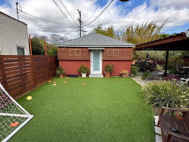 Entrance through shared yard - 1743 S Orange Grove Ave
