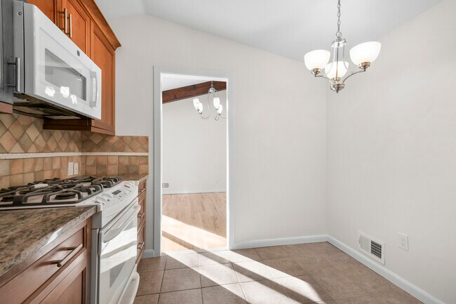 Building Photo - 25 Woodhollow Ln