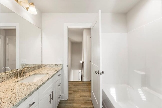 Building Photo - 3 bedroom/2.5 bath Like New in Forsyth Cou...