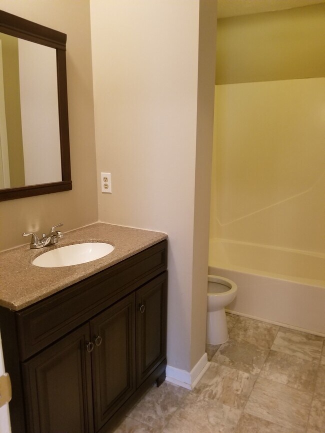 Building Photo - Charming 2Bed/1.5 Bath End-Unit Townhome Conveniently Located Near Schools, Shopping & Tyndall AFB!