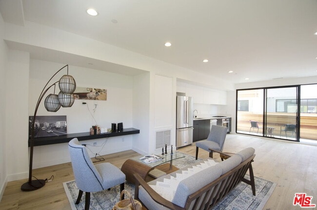 Building Photo - 860 S Wilton Pl