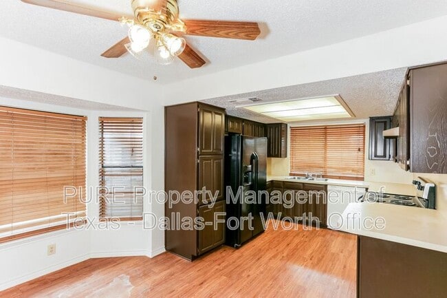 Building Photo - 928 Freestone Dr