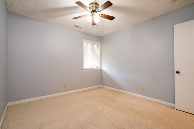 Building Photo - Cute, Spacious 3 BD Townhouse Near UNC and I-40!