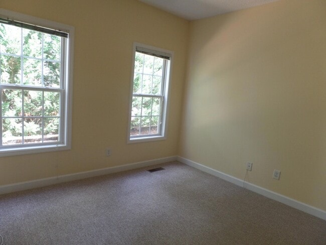 Building Photo - 10 Sawmill Rd W