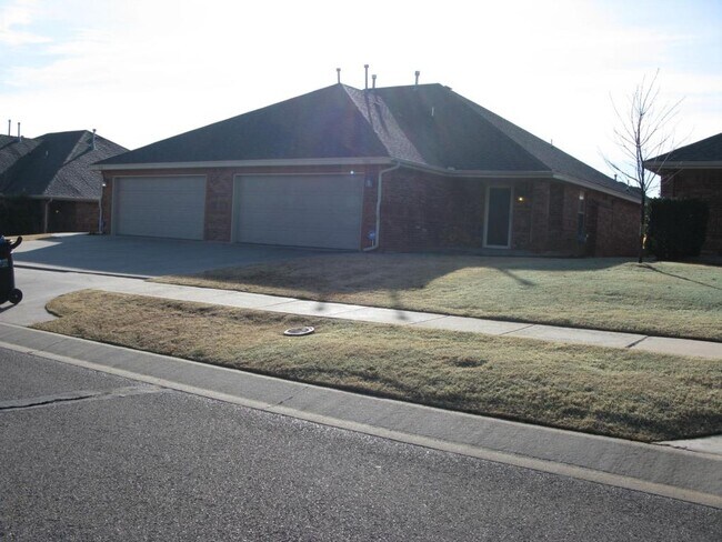 Building Photo - 902 SW 37th St