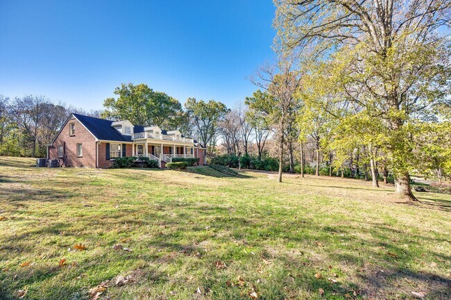 Building Photo - Fantastic renovated 5BE/4BA family home on beautiful oversized private Lot in the heart of Belle ...