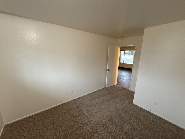 Building Photo - 848 Plymouth Dr NE