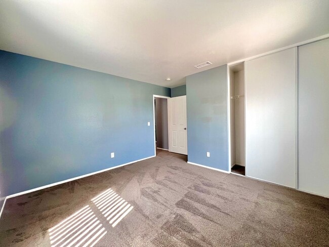 Building Photo - Spacious 4 Bed, 3 Bath Two-Story Home with...