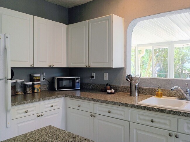 Building Photo - Charming Mediterranean Bungalow in the Heart of Historic DeLand