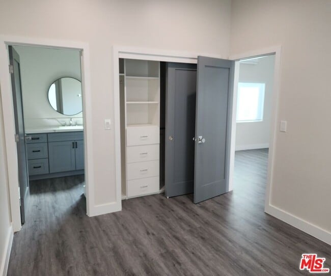 Building Photo - 422-422-1 Almond Ave