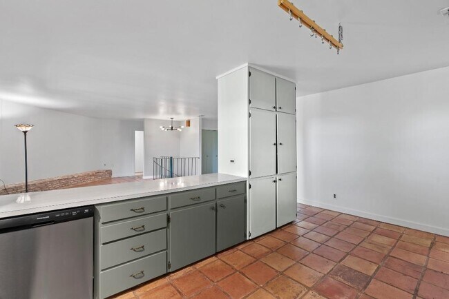 Building Photo - 103 Comet