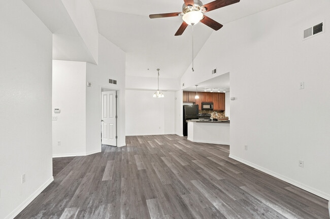 Building Photo - 804 Summer Hawk Dr
