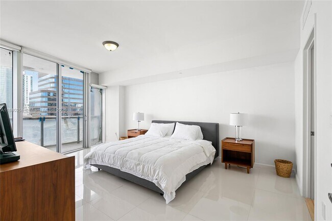 Building Photo - 495 Brickell Ave