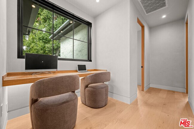 Building Photo - 4740 Sunnyslope Ave