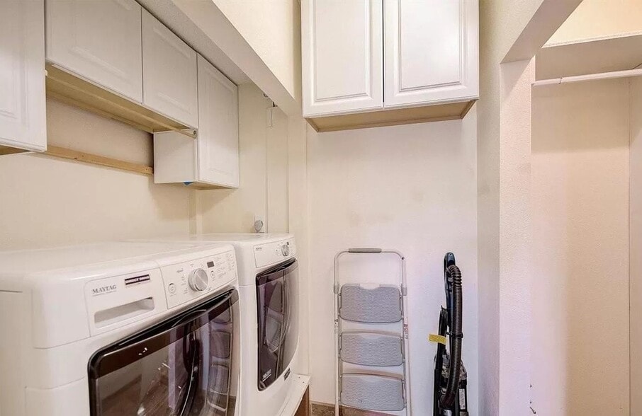 Building Photo - 2070 Shamrock Dr