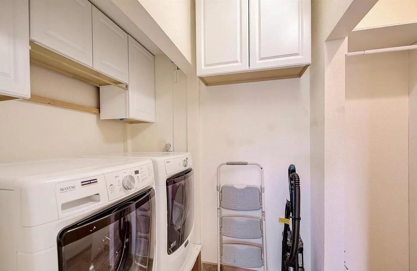 Building Photo - 2070 Shamrock Dr