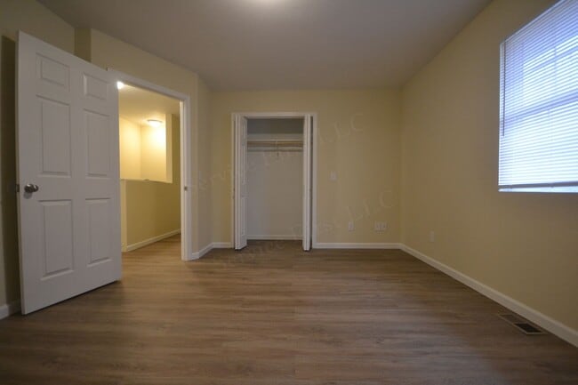 Building Photo - Spacious 3 Bed, 1.5 Bath Fourplex Unit in Buffalo, MO