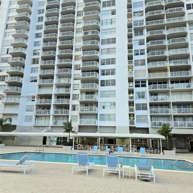 Building Photo - 18071 Biscayne Blvd