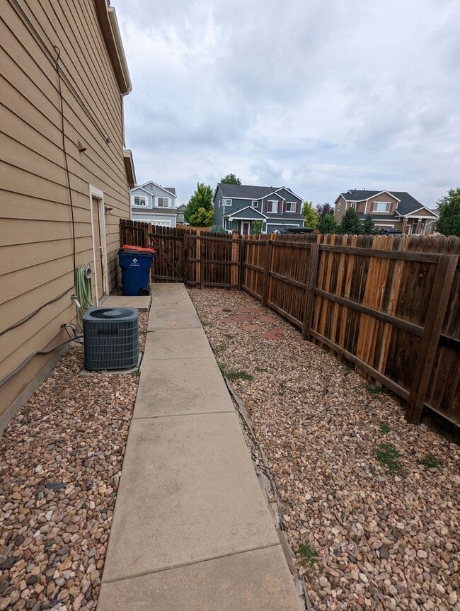 Building Photo - Gorgeous 2 Story 3 Bedroom 2.5 Baths in Da...