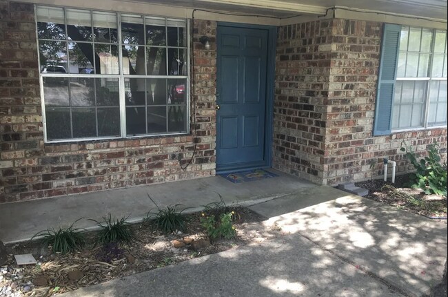 Primary Photo - 1920 Briar Oaks Dr