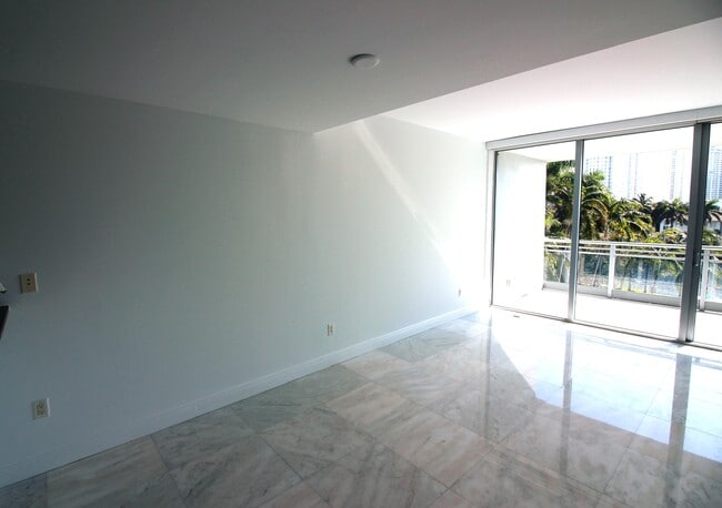 Building Photo - 2950 NE 188th St