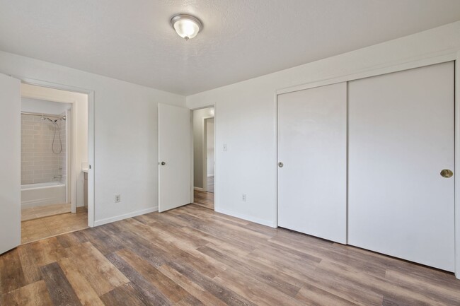 Building Photo - Move in Ready now! Easy JBLM commute, 3 be...