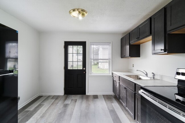 Building Photo - Now Pre-leasing: 4BR Townhouses in Scenic ...