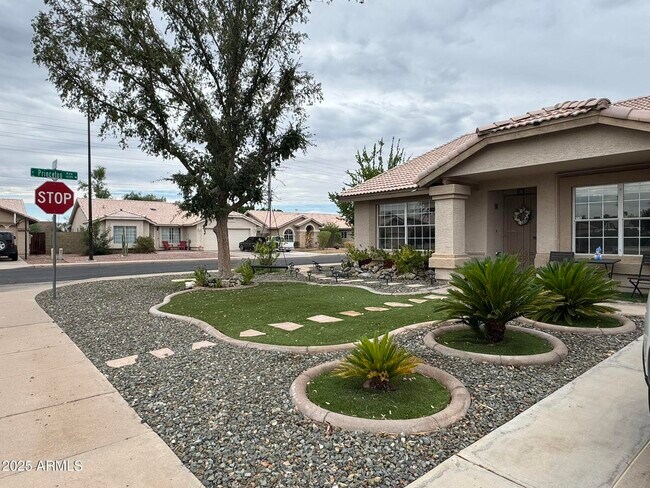 Building Photo - 820 N Owl Dr