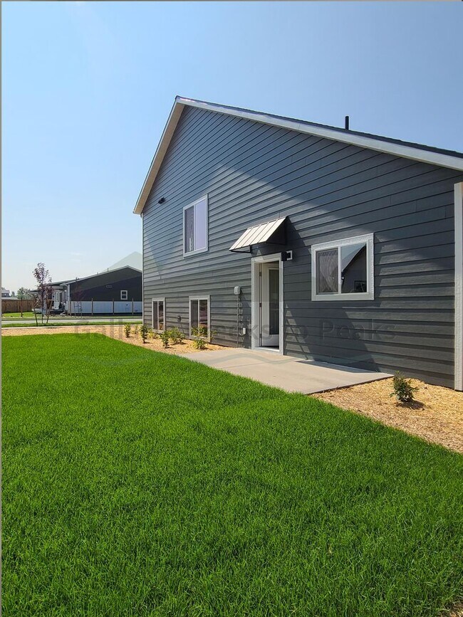 Building Photo - 4 Bedroom 3 Bathroom Single Family Home