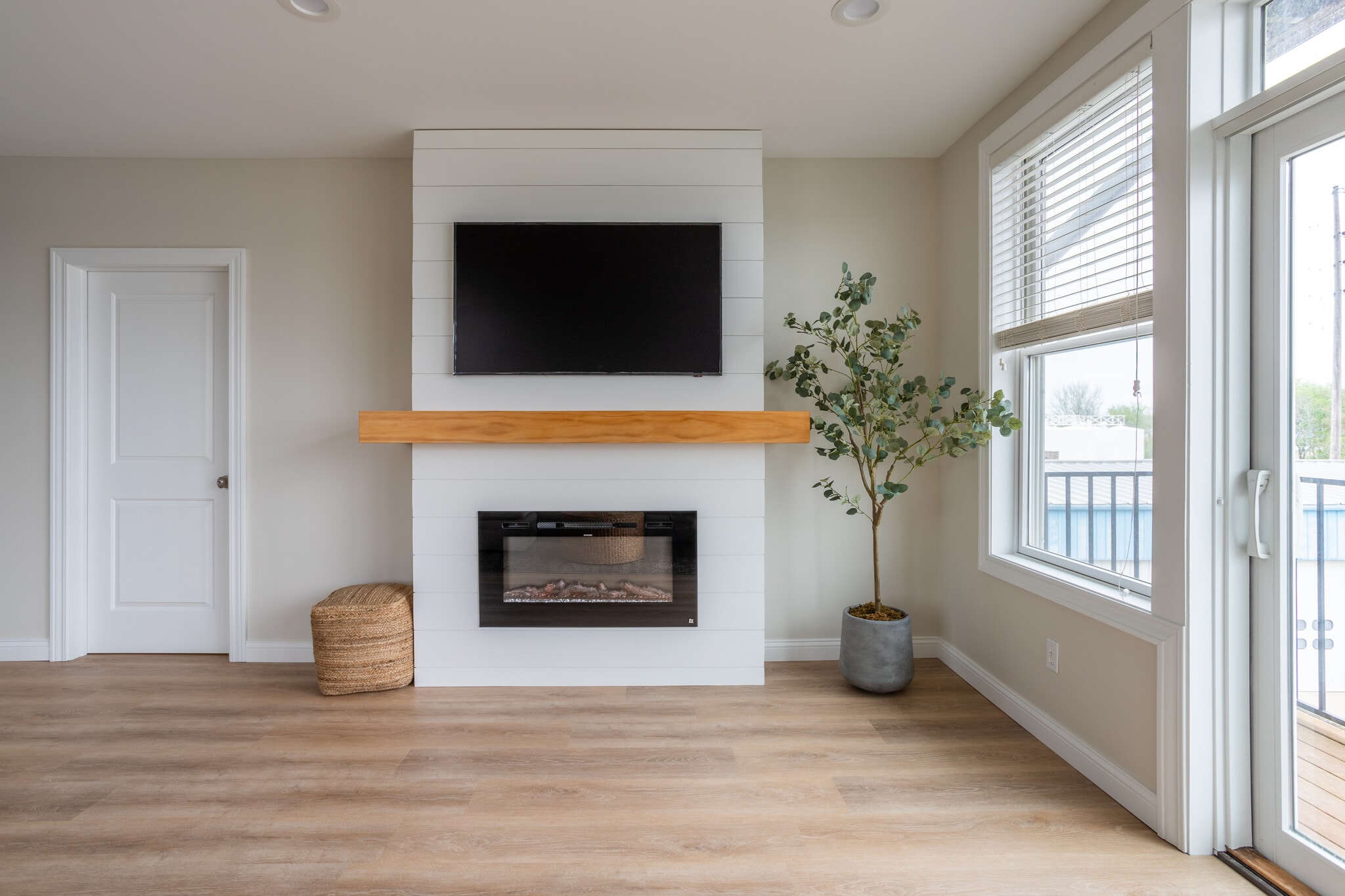 Family Room w/ Smart TV & Electric Fireplace - 1221 Broad St