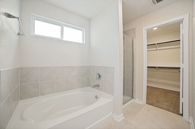 Building Photo - Welcome home to this 4/2/2 nestled in Whisper Falls