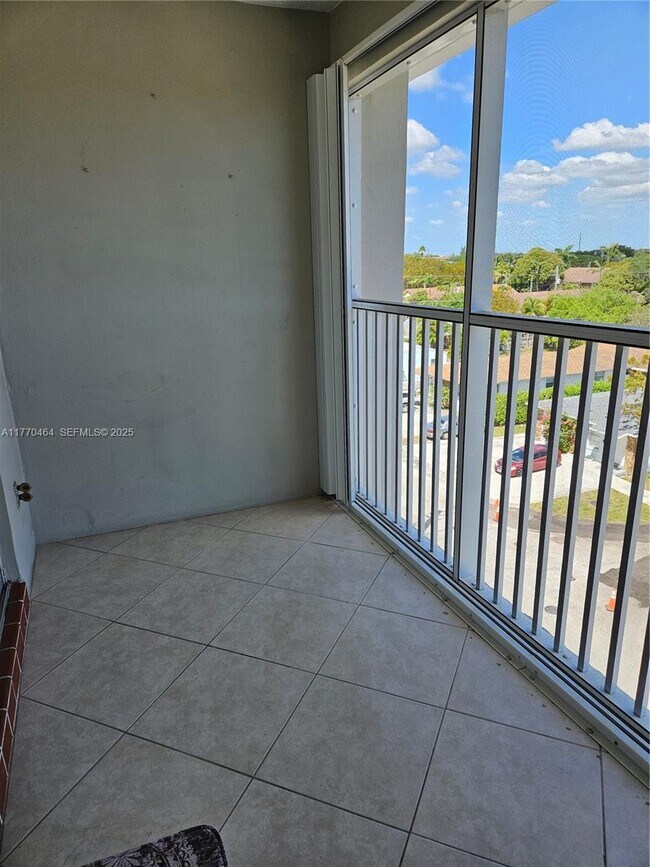 Building Photo - 330 SE 2nd St