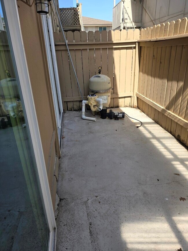 Building Photo - 5640 Birchmont Dr