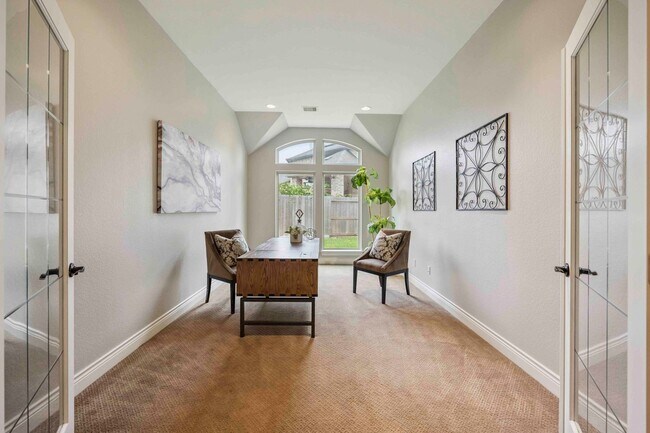 Building Photo - Beautifully maintained 4-beds, 3-bath, 3 c...
