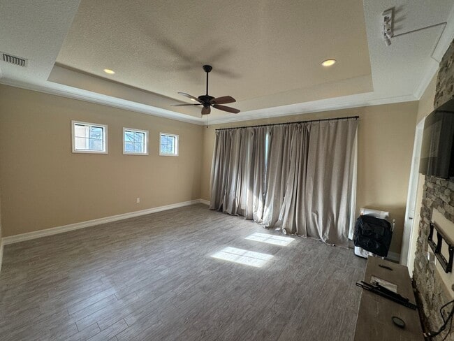 Building Photo - Two Story 5 bedroom, 4.5 bath