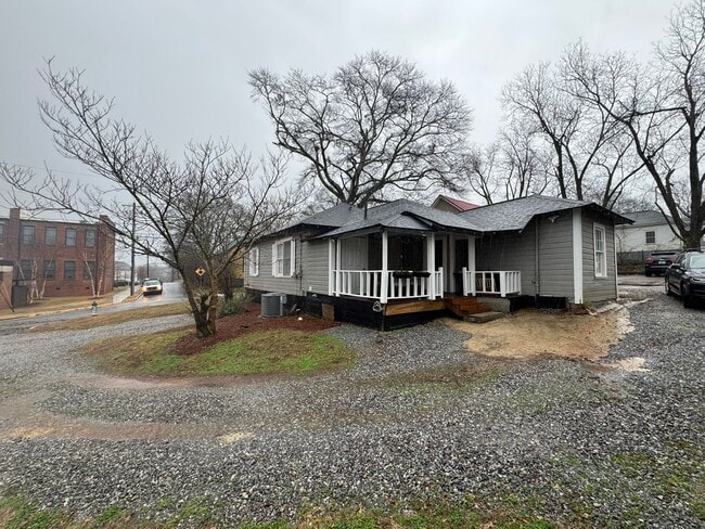 Building Photo - Awesome 3 Bed Close to Campus