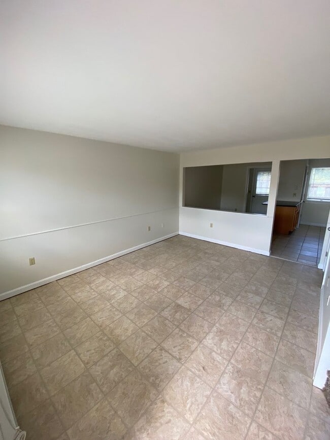 Building Photo - 2 Bedroom Apartment for Rent in Rochester, NH!