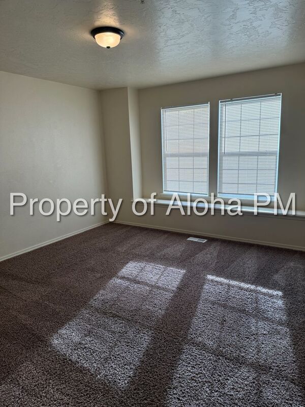 Building Photo - 1071 W Pine Ave