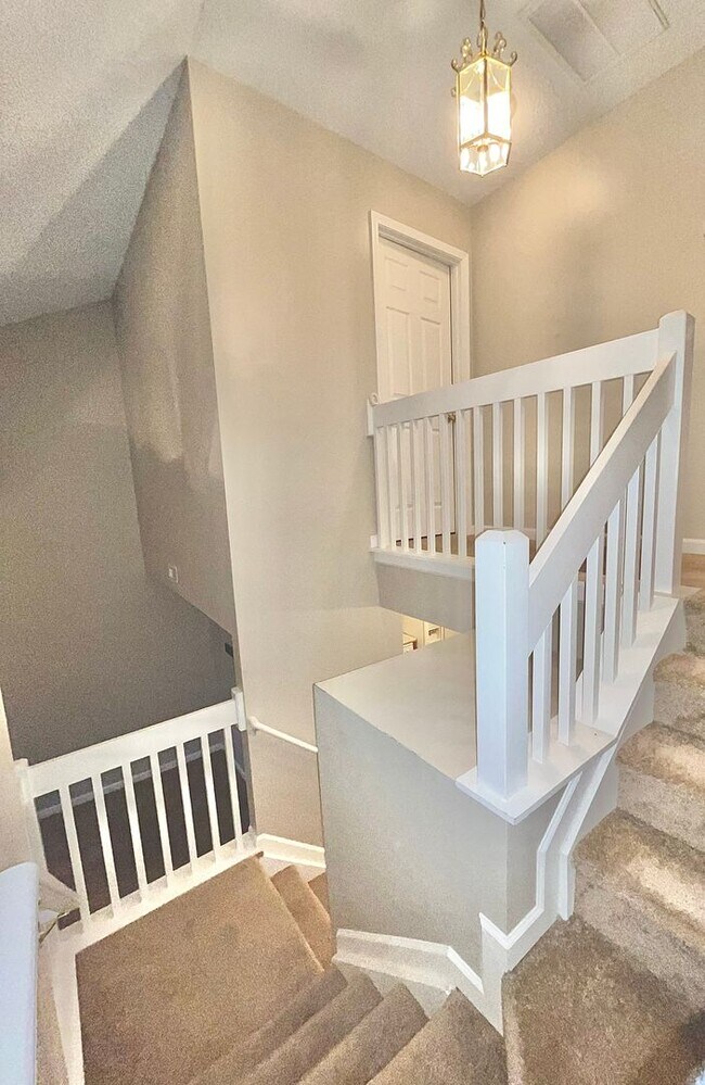 Building Photo - Spacious 3 Bedroom Townhome in Bridford Downs