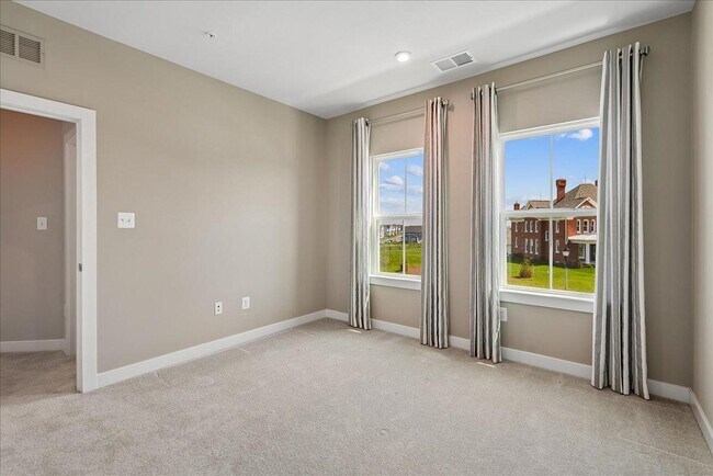 Building Photo - 1303 Potomac View Pkwy