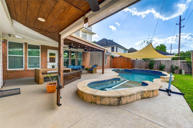 Building Photo - 6206 Clear Canyon Dr