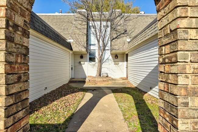 Building Photo - Charming and Spacious 2BD/1.5BTH Duplex Near Lake Hefner – Perfectly Located for Shopping and Dining