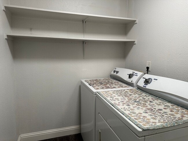 Building Photo - Remodeled and spacious 1 bedroom, 1 bathro...