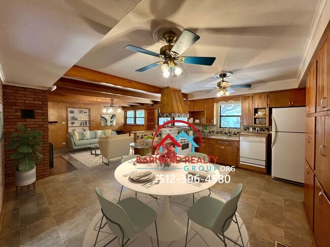 Building Photo - Charming 1970s home with mini original fea...