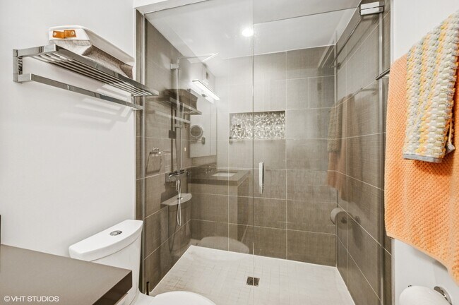 Building Photo - 1660 N La Salle Dr