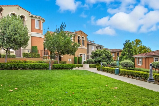Building Photo - Beautiful Communication Hill Townhome