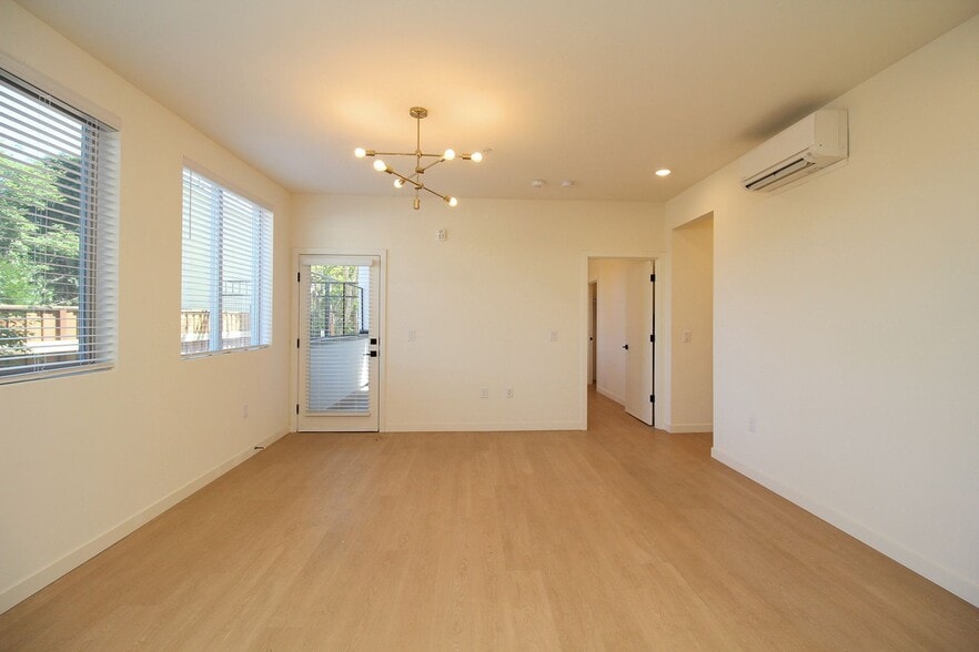 Building Photo - 7530 N Richmond Ave